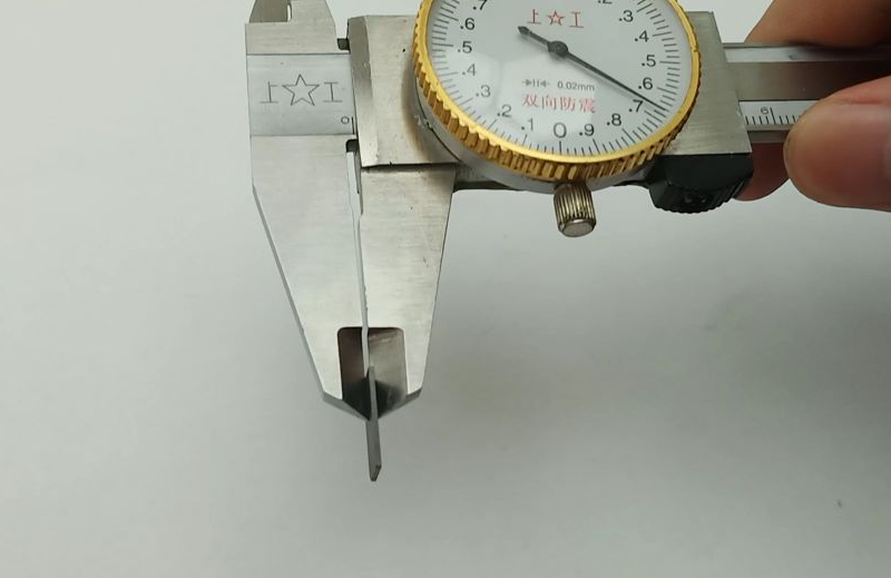 0.65mm厚硬磁铁氧体产品厚度实测照片 0.65mm厚硬磁铁氧体产品厚度实测照片